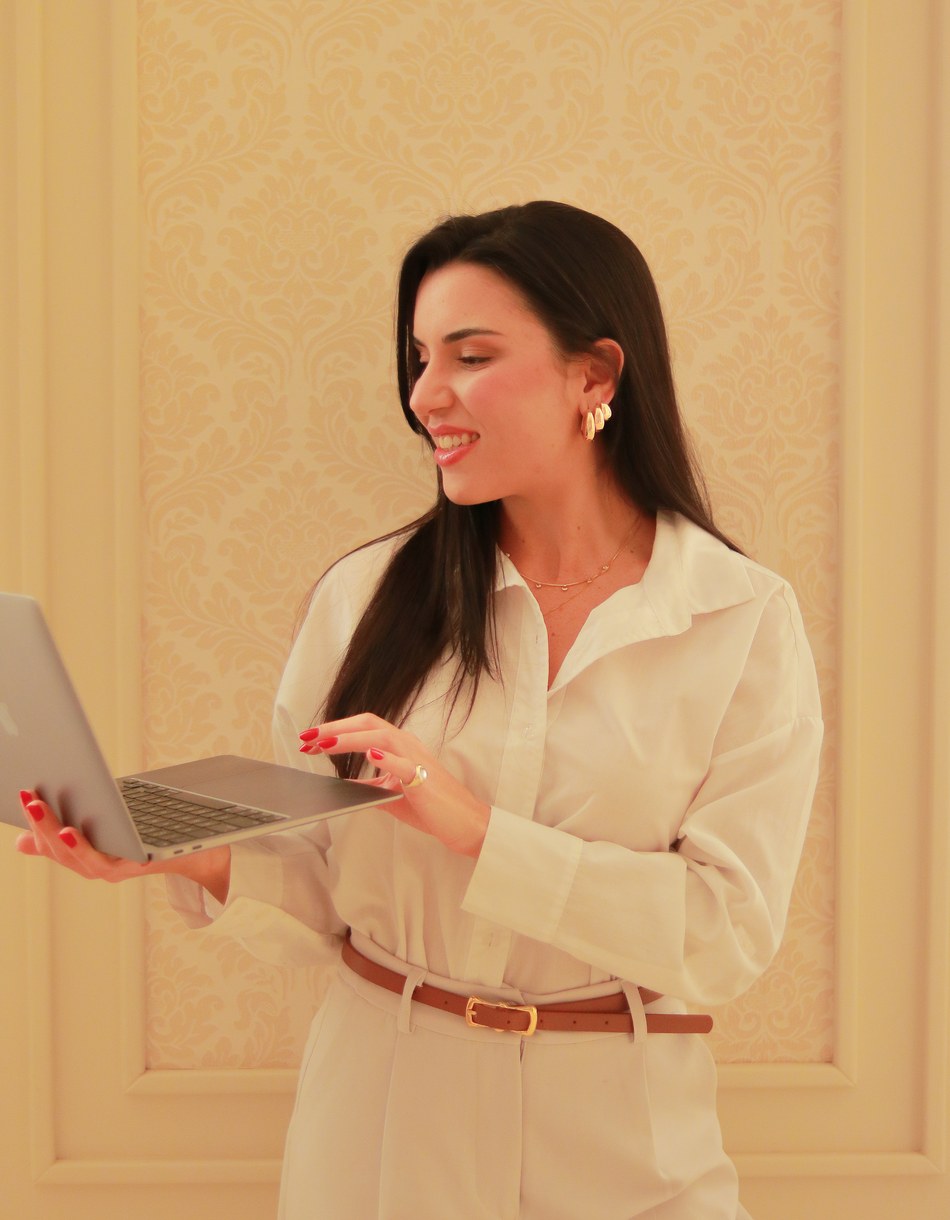 Rafaella Franco segurando um notebook em ambiente profissional